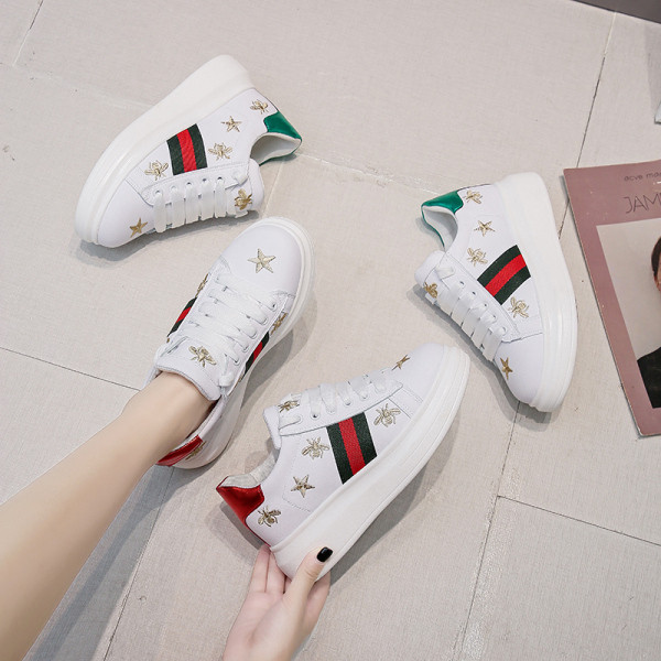 Modern női tornacipő magas emelvénnyel és fehér hímzéssel