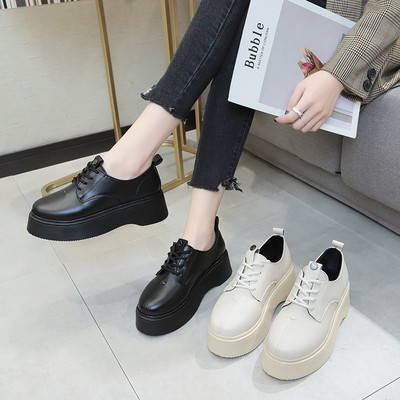 Γυναικεία έκο δερμάτινα  παπούτσια με ψηλή σόλα σε μαύρο και λευκό χρώμα