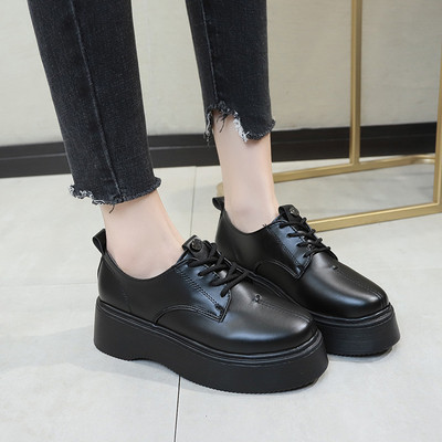 Női bőr alkalmi cipő magas talppal, fekete-fehér színben