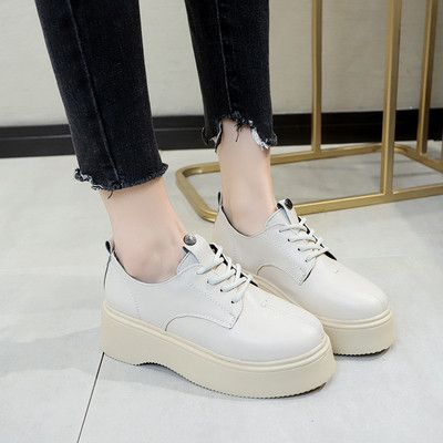 Női bőr alkalmi cipő magas talppal, fekete-fehér színben