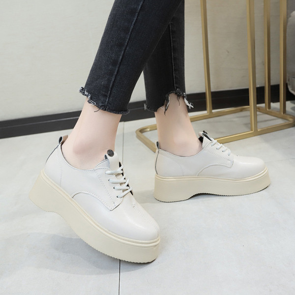 Női bőr alkalmi cipő magas talppal, fekete-fehér színben