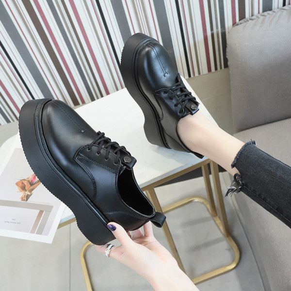 Női bőr alkalmi cipő magas talppal, fekete-fehér színben