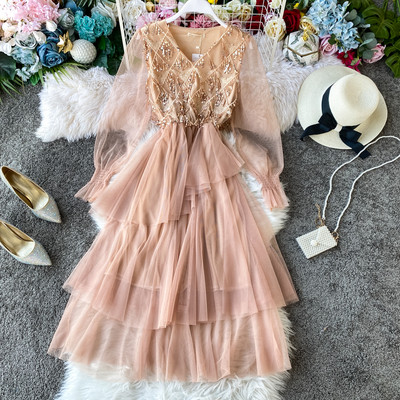 Női ruha bézs, rózsaszín és fekete színben, V-nyakkal és flitterekkel