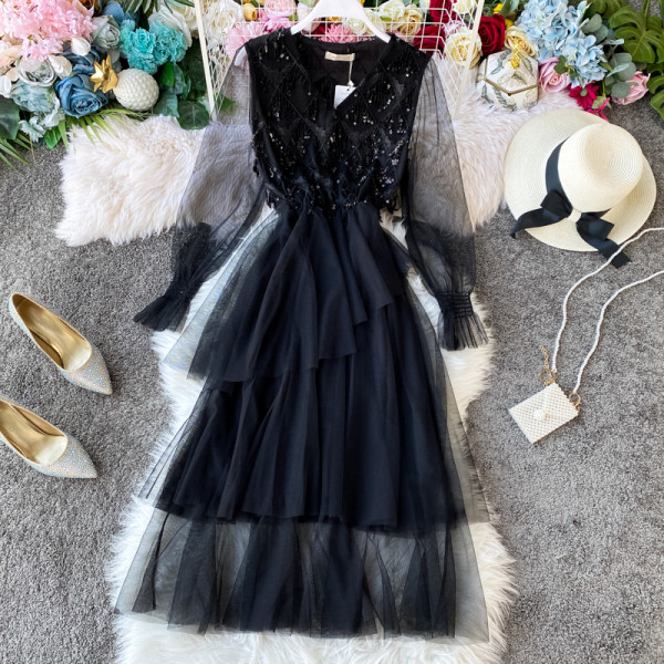 Női ruha bézs, rózsaszín és fekete színben, V-nyakkal és flitterekkel