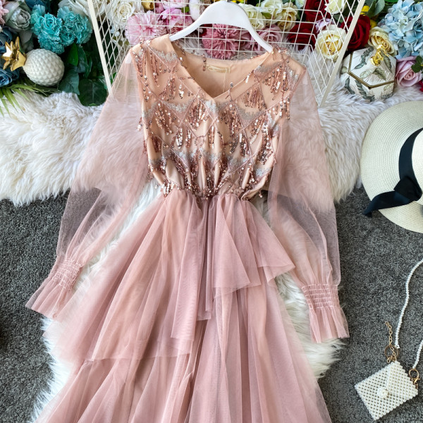 Női ruha bézs, rózsaszín és fekete színben, V-nyakkal és flitterekkel