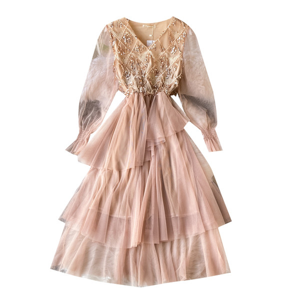 Női ruha bézs, rózsaszín és fekete színben, V-nyakkal és flitterekkel