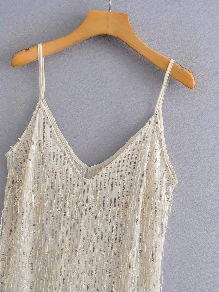 Modern rövid, vékony bézs pántokkal, flitterekkel és rojtokkal