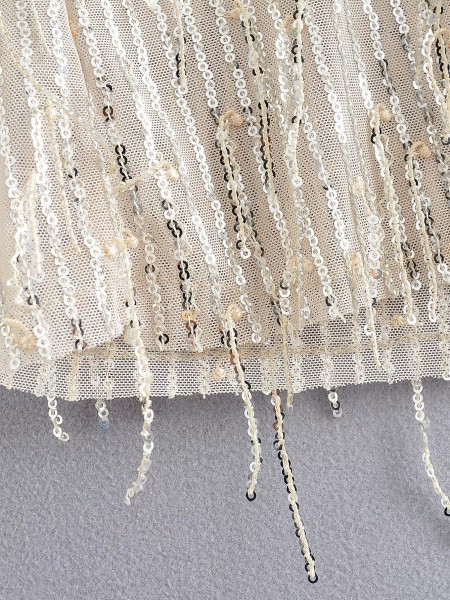 Modern rövid, vékony bézs pántokkal, flitterekkel és rojtokkal