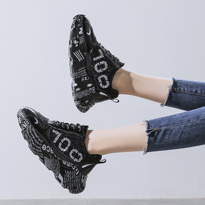 Modern női tornacipő fényes hatással fekete és szürke színben