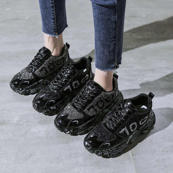Modern női tornacipő fényes hatással fekete és szürke színben