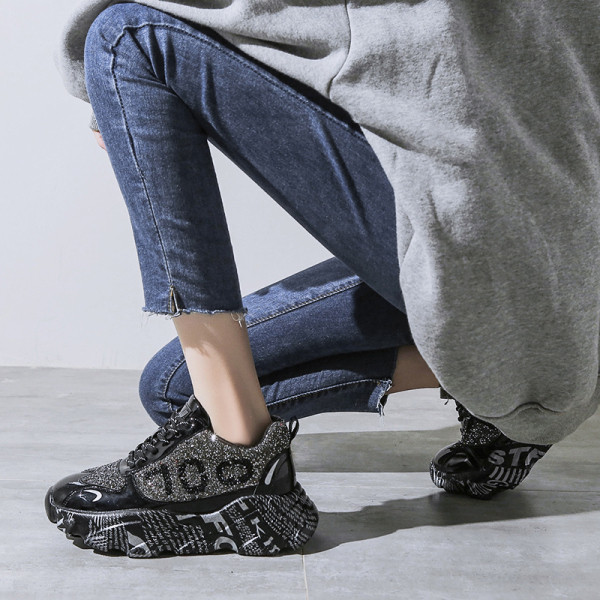 Modern női tornacipő fényes hatással fekete és szürke színben