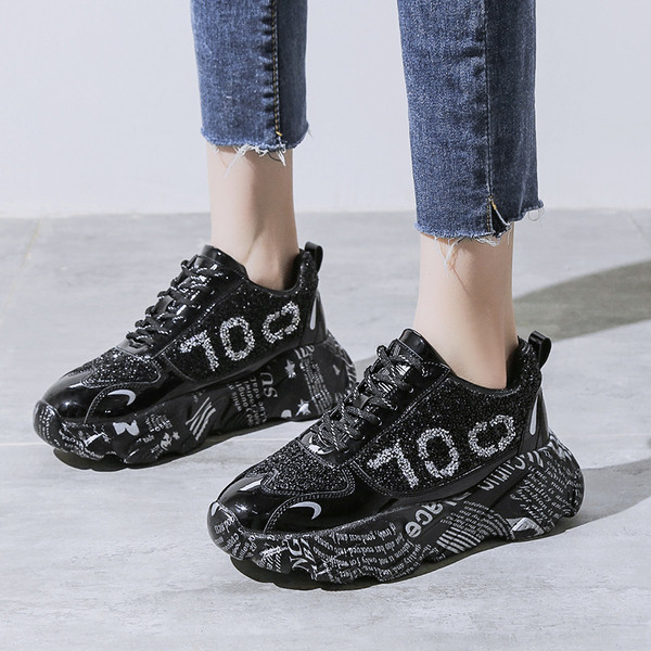 Modern női tornacipő fényes hatással fekete és szürke színben