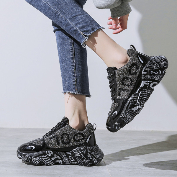 Modern női tornacipő fényes hatással fekete és szürke színben