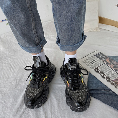 Aktuális női tornacipő fényes hatással, durva talppal fekete és bézs színben