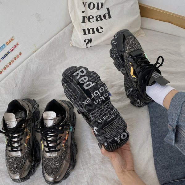 Aktuális női tornacipő fényes hatással, durva talppal fekete és bézs színben