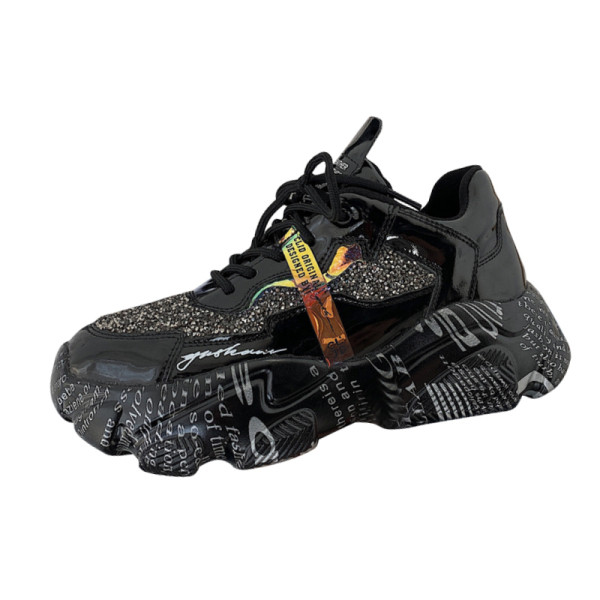 Aktuális női tornacipő fényes hatással, durva talppal fekete és bézs színben