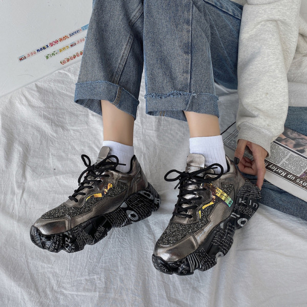 Aktuális női tornacipő fényes hatással, durva talppal fekete és bézs színben