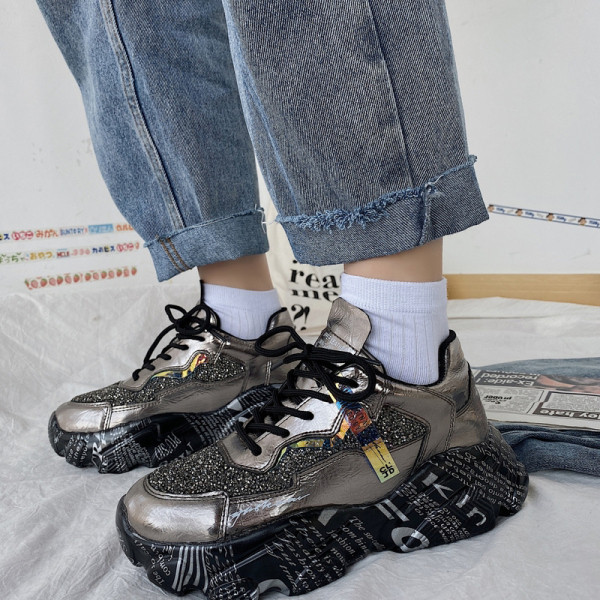 Aktuális női tornacipő fényes hatással, durva talppal fekete és bézs színben