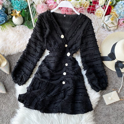 Modern női ruha fekete és bézs színben V-nyakkal és gombokkal