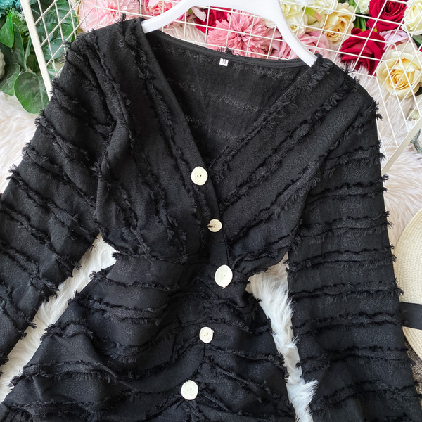 Modern női ruha fekete és bézs színben V-nyakkal és gombokkal