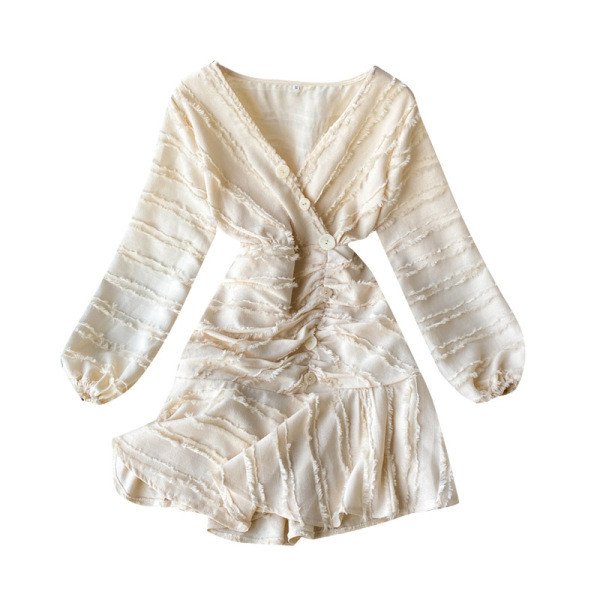 Modern női ruha fekete és bézs színben V-nyakkal és gombokkal