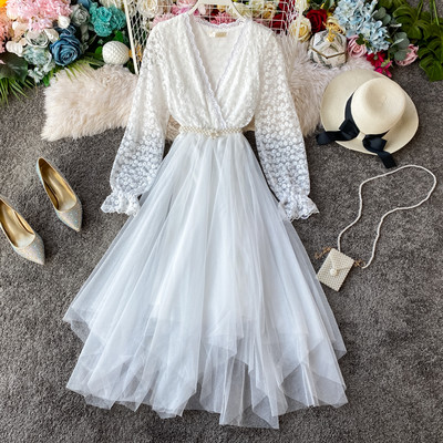 Modern női szabású ruha spitz nyakkivágással és tüllel fehér és bézs színben