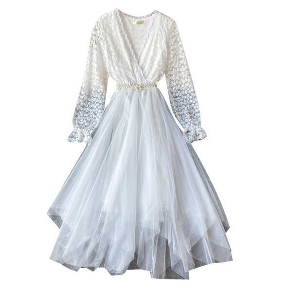 Modern női szabású ruha spitz nyakkivágással és tüllel fehér és bézs színben