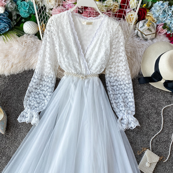 Modern női szabású ruha spitz nyakkivágással és tüllel fehér és bézs színben