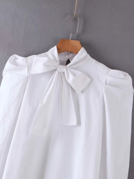 Modern női ing szalaggal a nyakkivágáson és fehér színű puffos ujjal