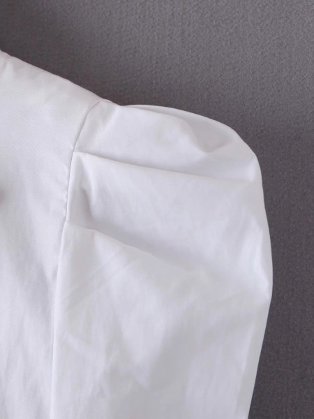 Modern női ing szalaggal a nyakkivágáson és fehér színű puffos ujjal