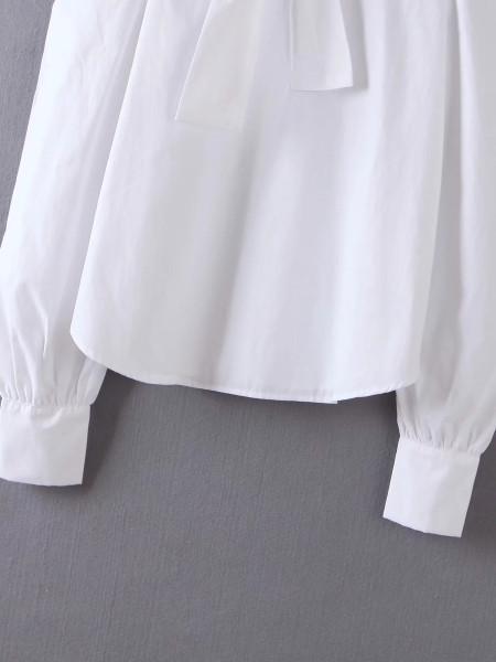 Modern női ing szalaggal a nyakkivágáson és fehér színű puffos ujjal