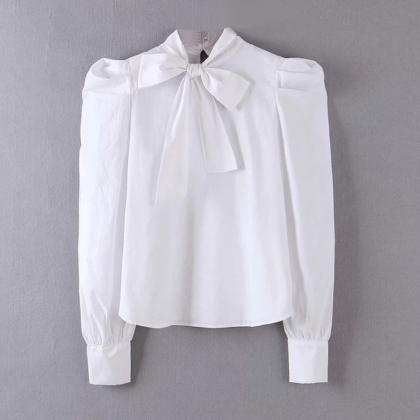 Modern női ing szalaggal a nyakkivágáson és fehér színű puffos ujjal