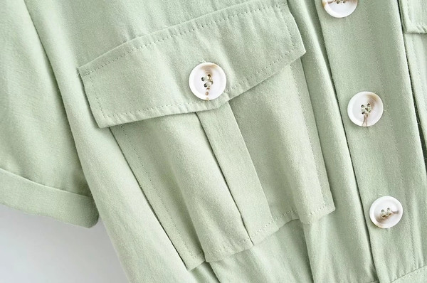 Σύντομη γυναικεία κοντύ ολόσωμη φόρμα καλοκαιρινι  με κορδόνια στη μέσης και κουμπιά σε πράσινο χρώμα