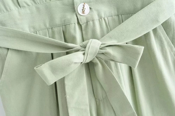 Σύντομη γυναικεία κοντύ ολόσωμη φόρμα καλοκαιρινι  με κορδόνια στη μέσης και κουμπιά σε πράσινο χρώμα