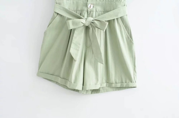 Σύντομη γυναικεία κοντύ ολόσωμη φόρμα καλοκαιρινι  με κορδόνια στη μέσης και κουμπιά σε πράσινο χρώμα