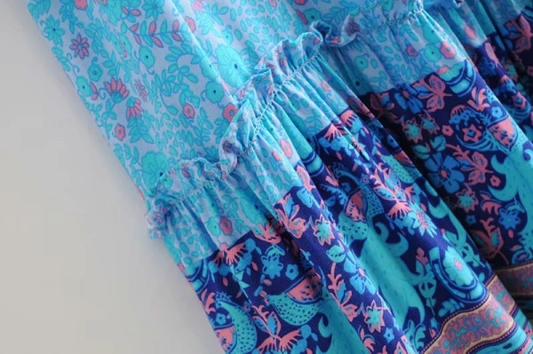 Hosszú szabású szoknya gumírozott derékkal, kék és rózsaszín megkötővel, mintával