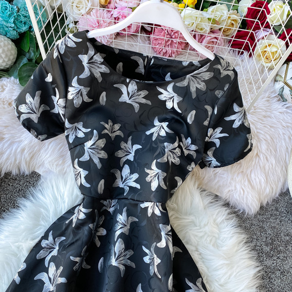 Modern női ruha fekete színben virágos motívumokkal, kerek nyakkivágással