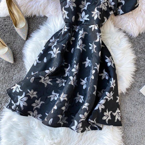Modern női ruha fekete színben virágos motívumokkal, kerek nyakkivágással