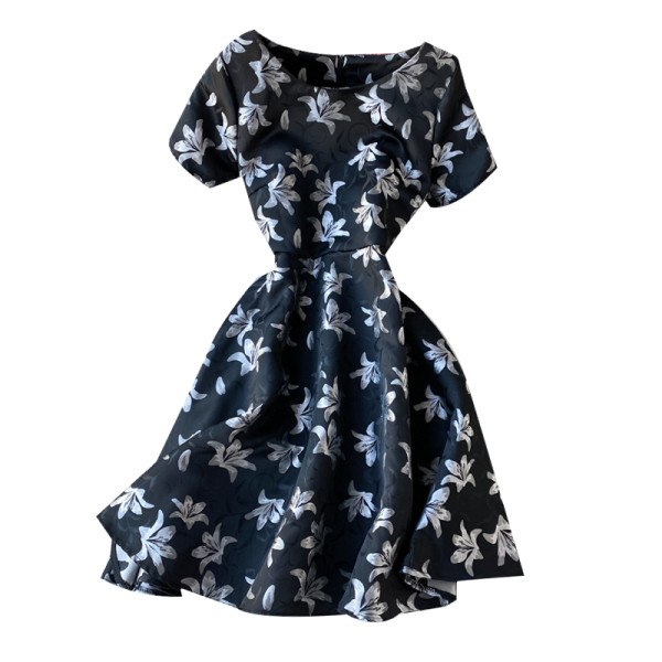 Modern női ruha fekete színben virágos motívumokkal, kerek nyakkivágással