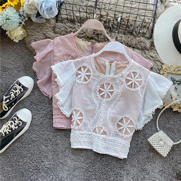 Női alkalmi blúz hímzéssel és ovális nyakkivágással fehér, rózsaszín és sárga színben