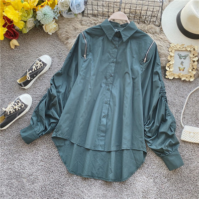 Modern női ing aszimmetrikus modell klasszikus gallérral és fehér, zöld, lila és fekete cipzárral