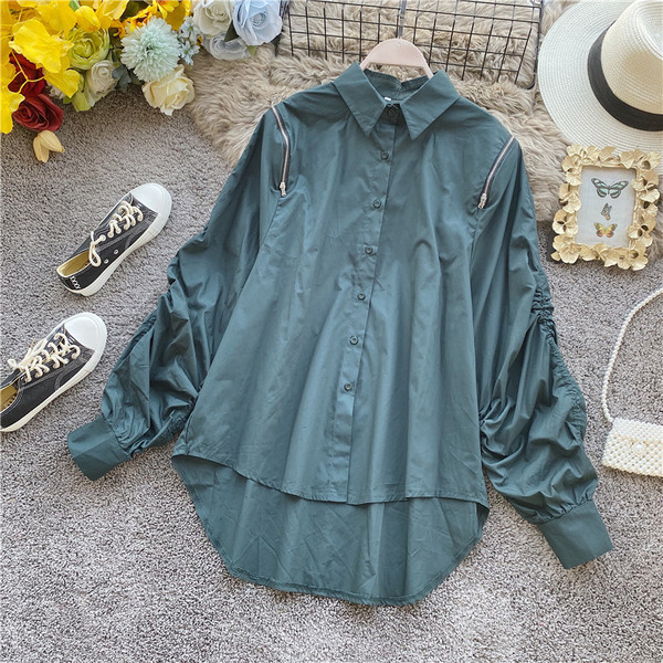 Modern női ing aszimmetrikus modell klasszikus gallérral és fehér, zöld, lila és fekete cipzárral