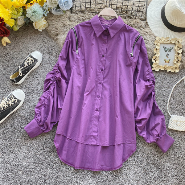 Modern női ing aszimmetrikus modell klasszikus gallérral és fehér, zöld, lila és fekete cipzárral