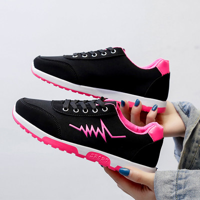 Női alkalmi sportcipő lapos talppal, fekete, szürke és piros színben