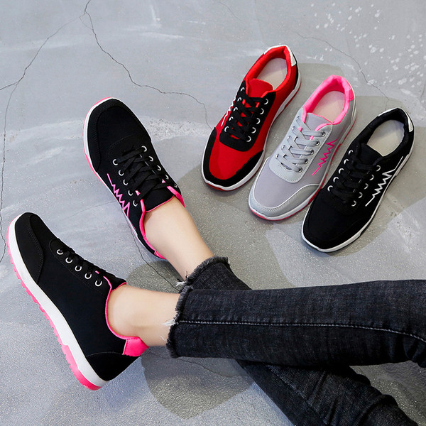 Női alkalmi sportcipő lapos talppal, fekete, szürke és piros színben