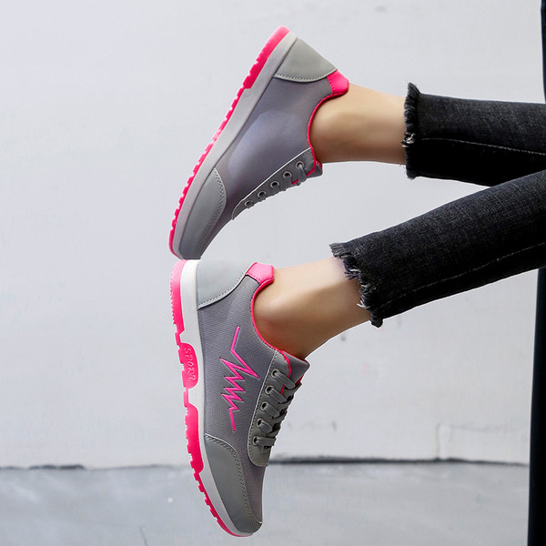 Női alkalmi sportcipő lapos talppal, fekete, szürke és piros színben