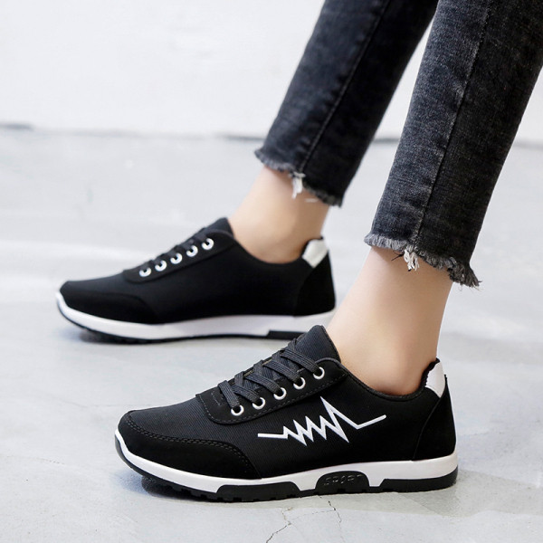 Női alkalmi sportcipő lapos talppal, fekete, szürke és piros színben