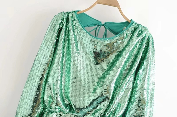 Modern rövid ruha zöld színben, flitterekkel és hosszú ujjal