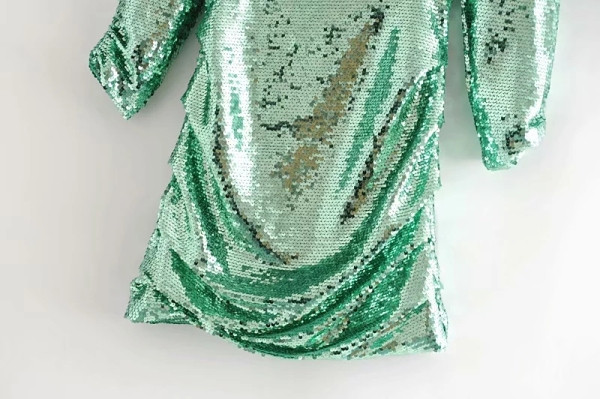 Modern rövid ruha zöld színben, flitterekkel és hosszú ujjal