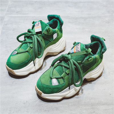 Aktuális női tornacipő durva és magas talppal, fekete és zöld színben